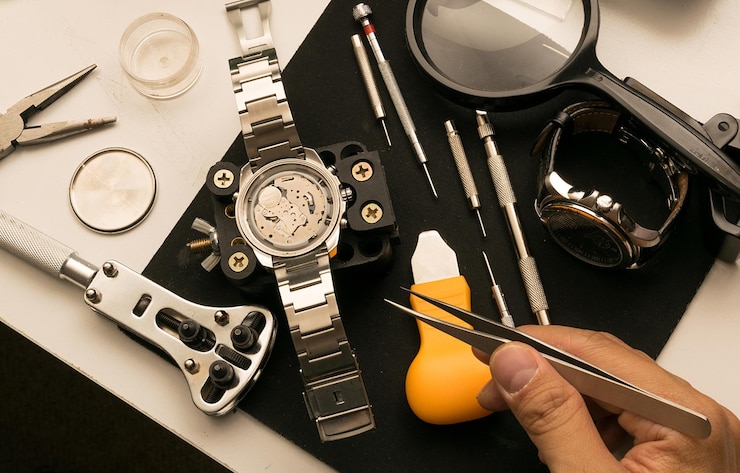 Verschiedene Lederbänder zur Auswahl neben einer mechanischen Armbanduhr